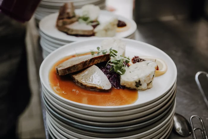 Rindsbraten mit Sauce, Knödel und Rotkraut beim PreunerWirt