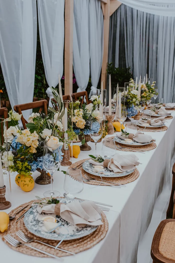 Hochzeitstafel mit gelben und blauen Blumen und Zitronen-Deko