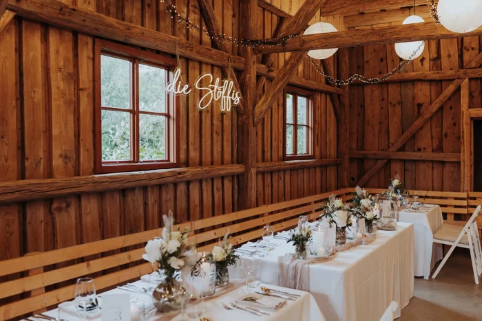 Hochzeitstafeln im Holzstadl des PreunerWirt im Hausruckviertel