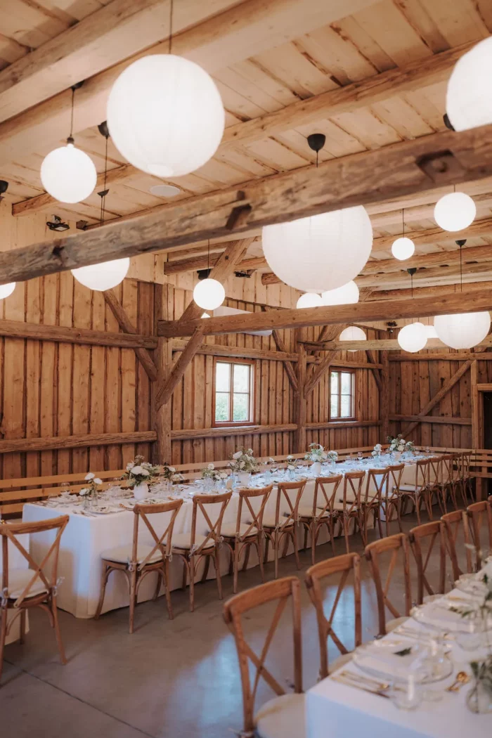 Lange Hochzeitstafel im Holzstadl des PreunerWirt