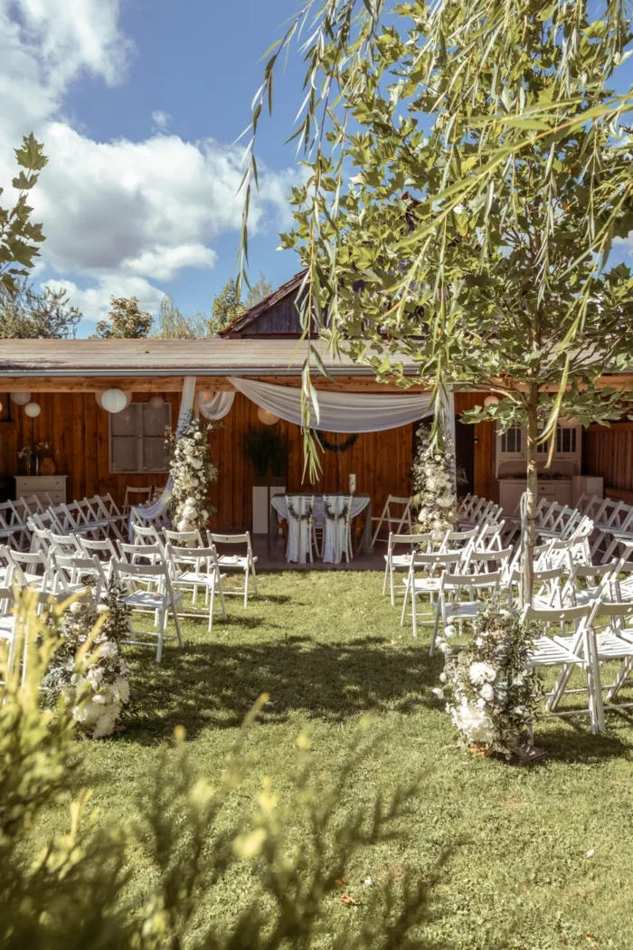 Trauung vor dem Holzstadl im Garten des PreunerWirt