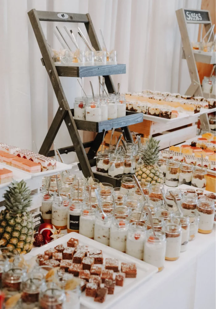 Brunch-Buffet mit Gläsern, Obst und Aufstrichen beim PreunerWirt
