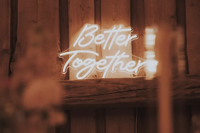 Neon-Schriftzug „Better Together“ im Holzstadl bei einer Hochzeit in Oberösterreich