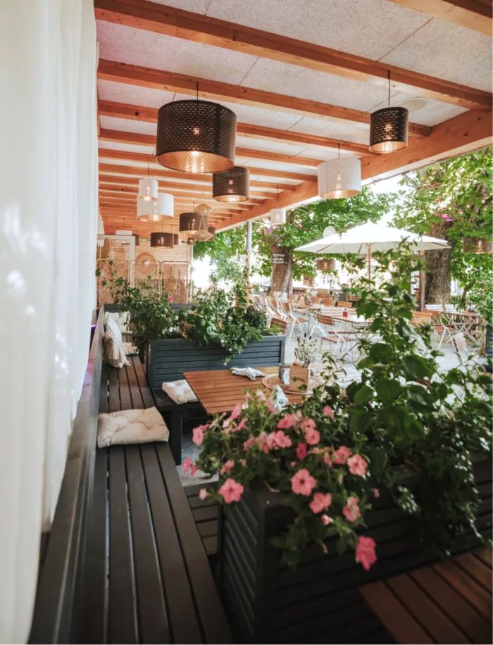 Gastgarten unter Kastanien mit Blumen und Laternen beim PreunerWirt