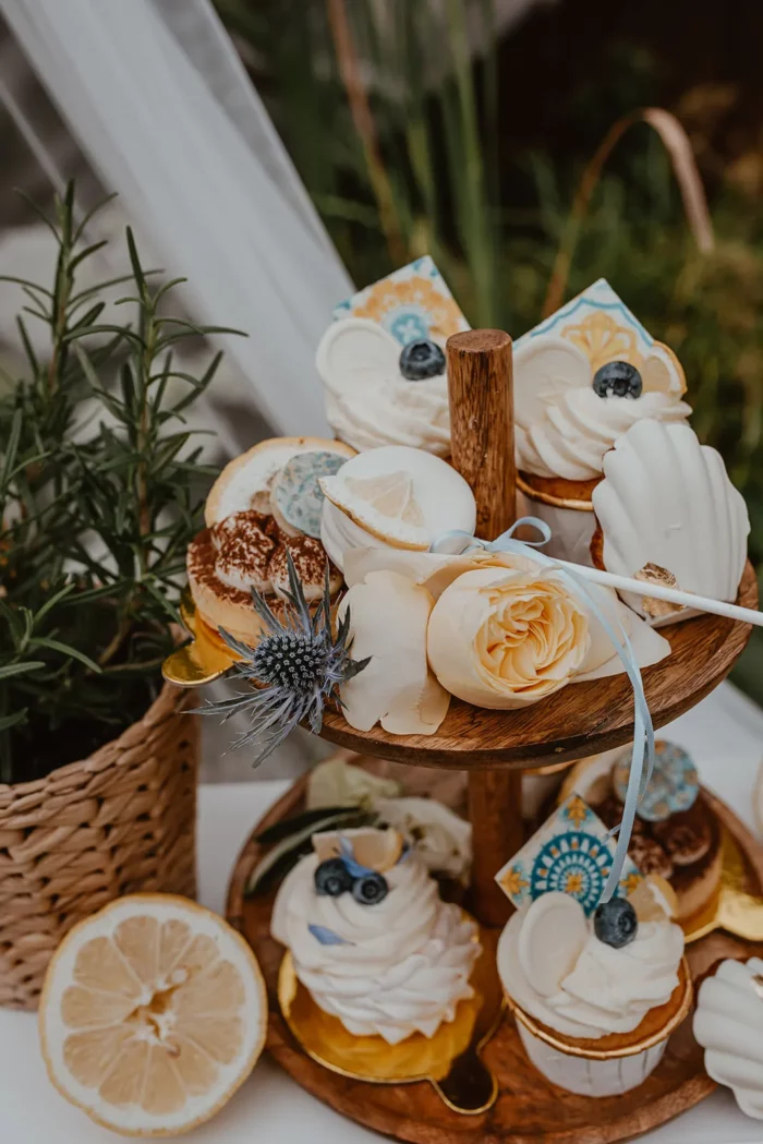 Etagere mit Cupcakes und Tiramisù-Törtchen beim italienischen Sweet Table