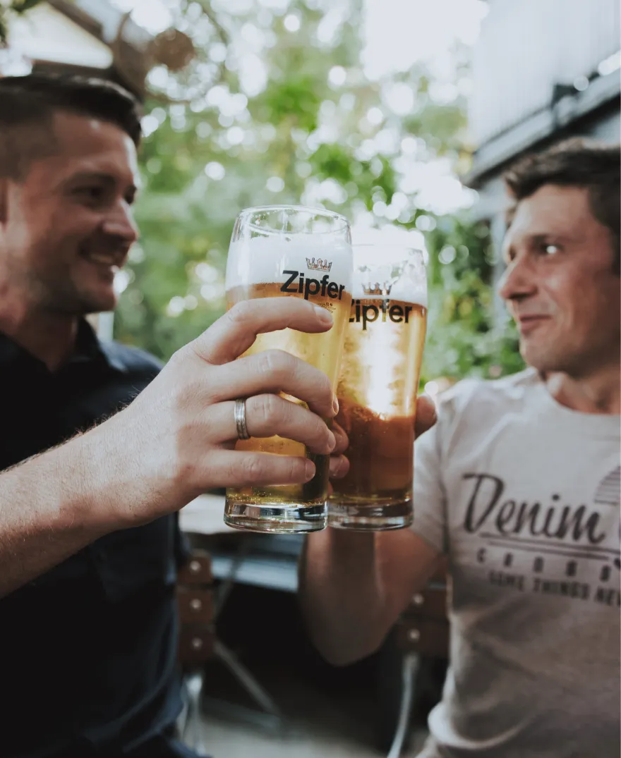 Anstoßen mit Bier bei einer Vereinsfeier