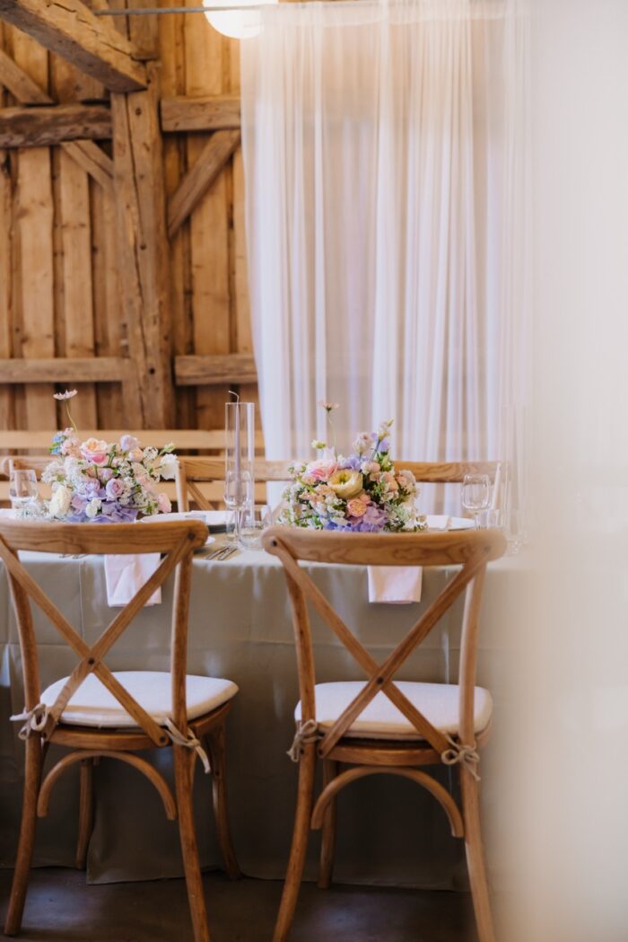 Brautpaar-Stühle mit Blumenschmuck im Holzstadl