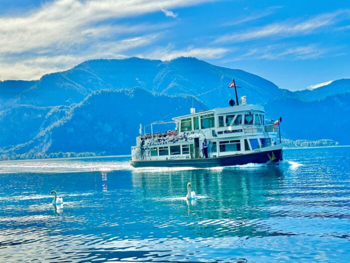 Ausflugsschiff auf dem Attersee vor Bergkulisse