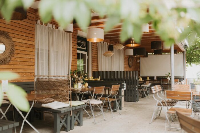 Überdachter Gastgarten unter Kastanien beim Restaurant PreunerWirt in Frankenburg