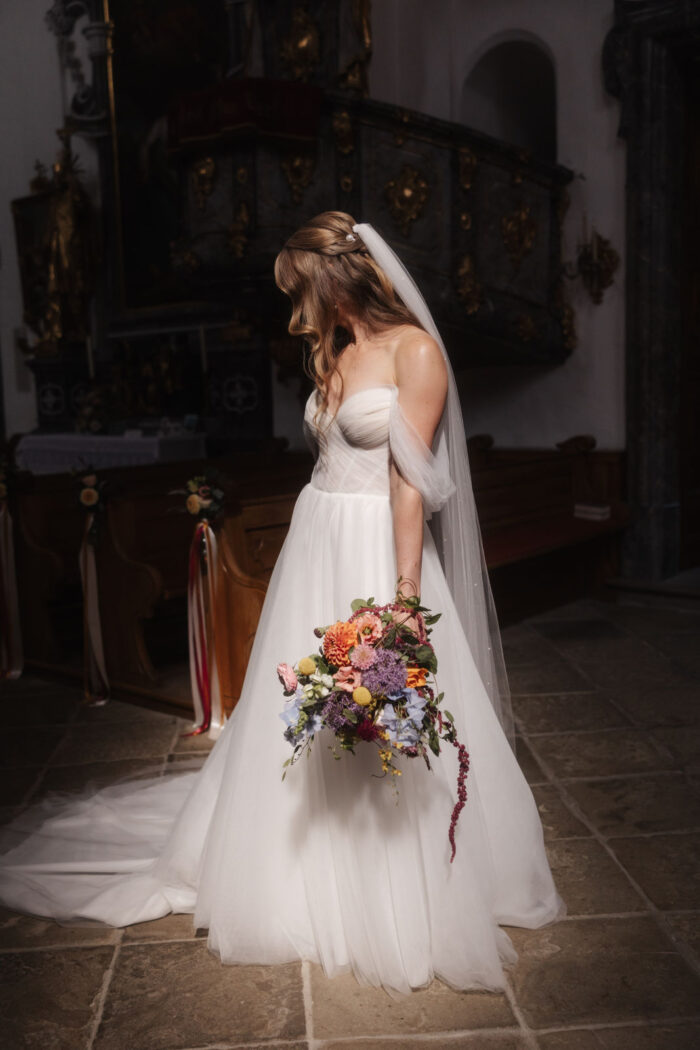 Braut Isabella mit buntem Brautstrauß in der Kirche – Hochzeit Hemetsberger