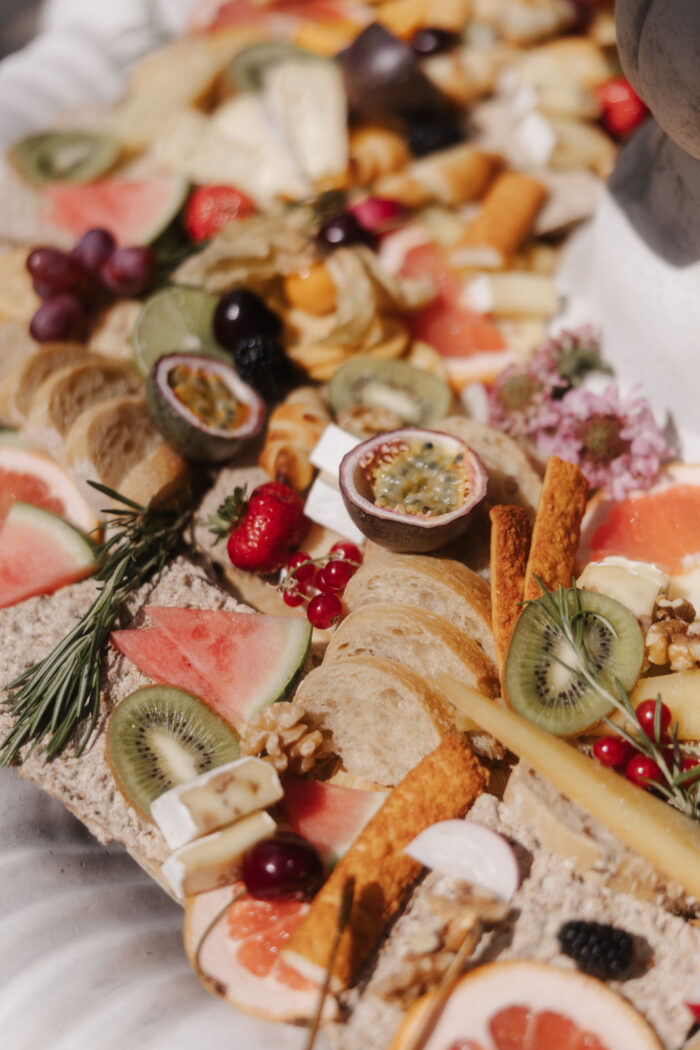 Bunte Fingerfood-Platte mit Obst, Käse und Gebäck vom PreunerWirt bei der Hochzeit Hemetsberger