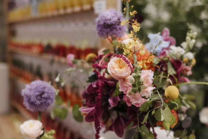Üppiges, buntes Blumenarrangement bei der Hochzeit Hemetsberger beim PreunerWirt