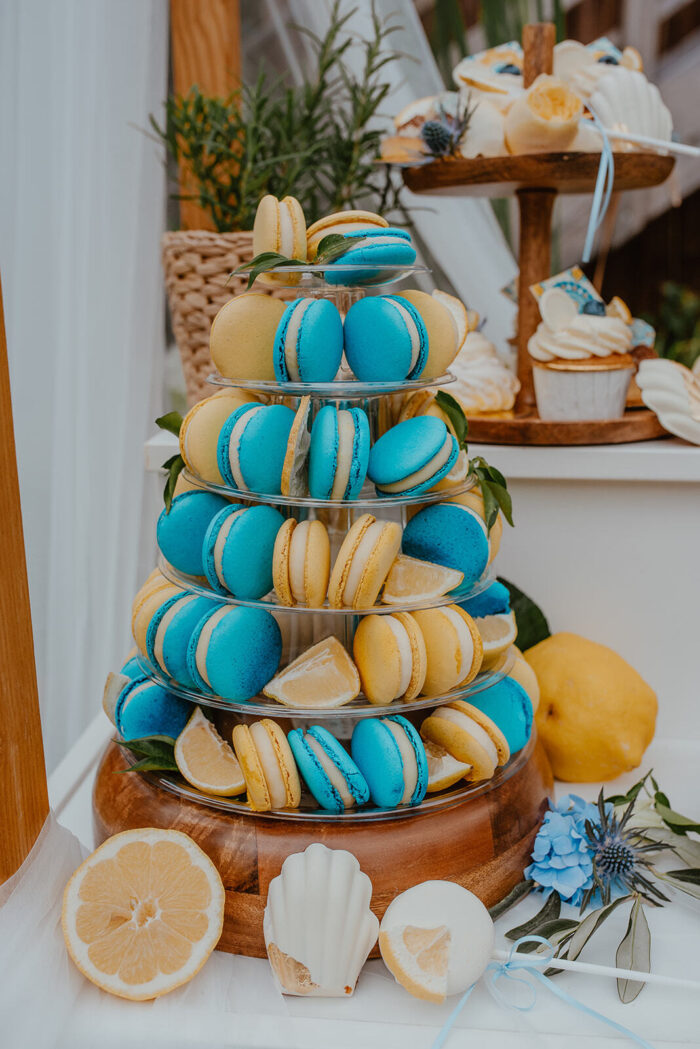 Macaron-Turm in Blau und Gelb mit Zitronen am Sweet Table einer mediterranen Hochzeit