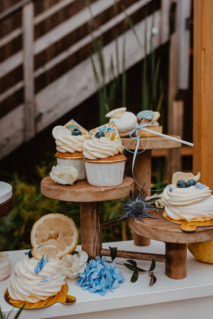 Cupcakes mit Fliesen-Topper und Zitronen am italienischen Sweet Table
