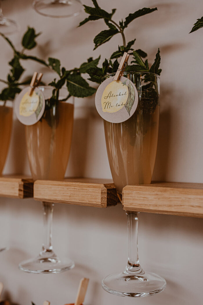 Alkoholfreie Drinks mit Minze und Zitronen-Etikett an der Sektwall