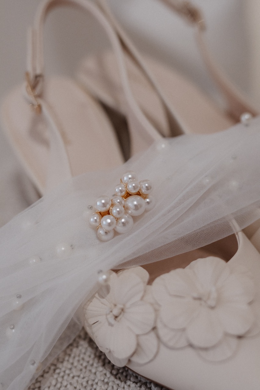 Brautschuhe und Schleier als Detail beim Getting Ready