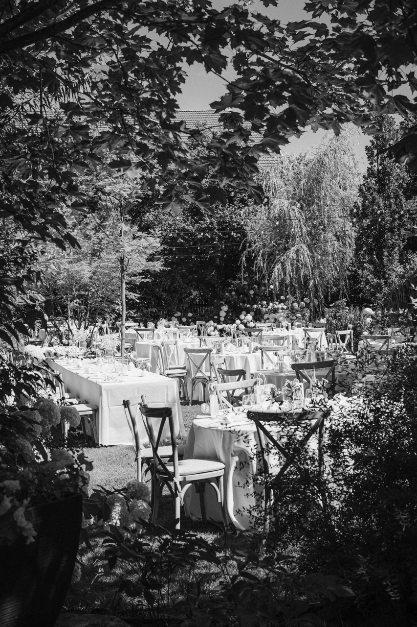 Gedeckte Tafeln im Hochzeitsgarten des PreunerWirt in Schwarzweiß