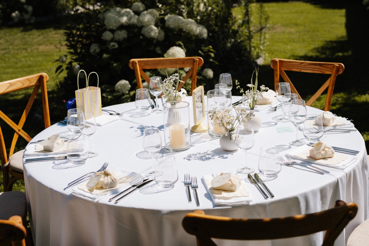 Runder gedeckter Tisch bei der Gartenhochzeit von Maria & Jonny