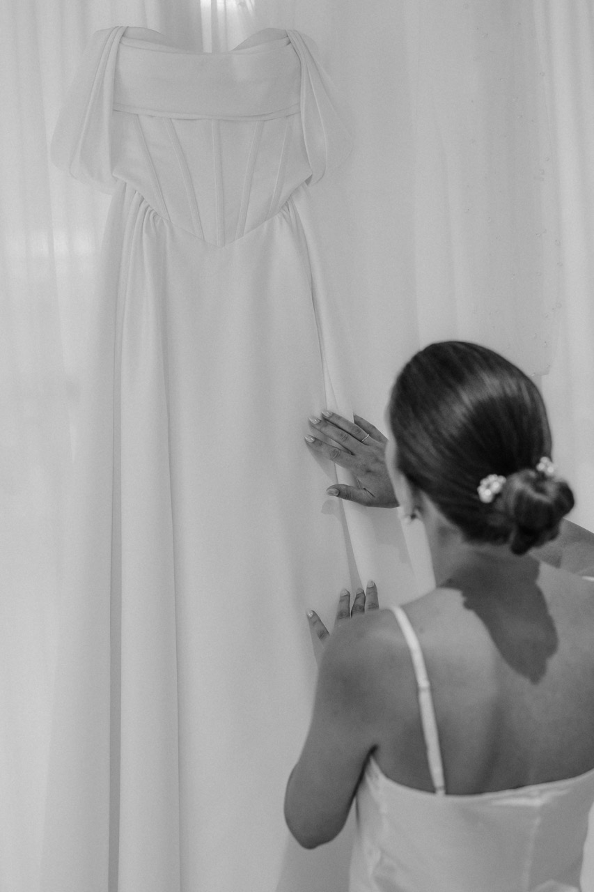 Maria beim Getting Ready vor dem Brautkleid