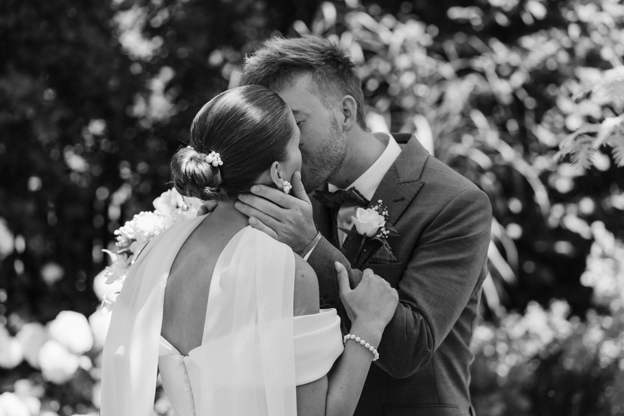 Maria & Jonny küssen sich im Hochzeitsgarten