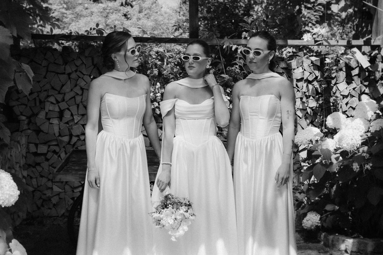 Drei Bridesmaids in Butter-Yellow-Kleidern im Garten
