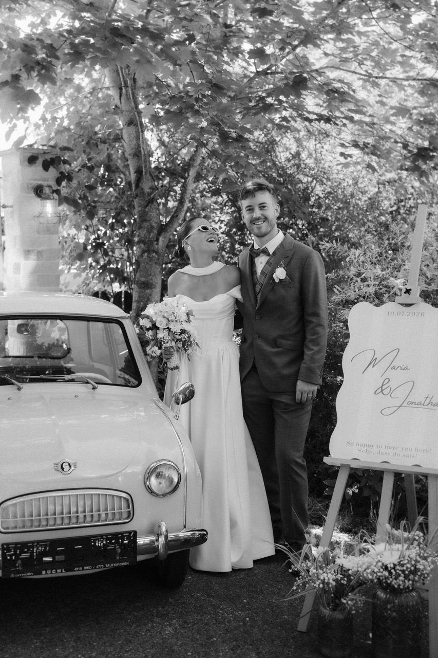 Maria & Jonny vor dem Oldtimer in Schwarzweiß