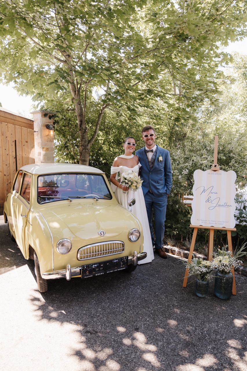 Maria & Jonny mit buttergelbem Oldtimer beim PreunerWirt