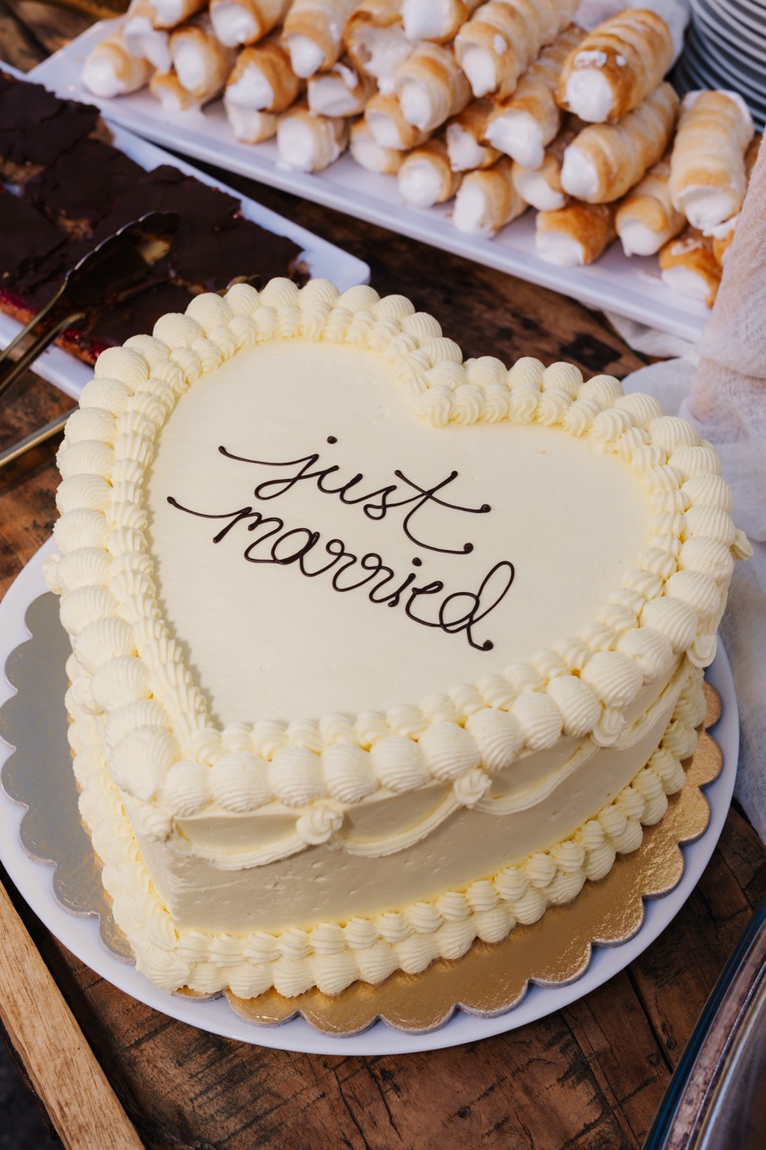 Herzförmige Just-married-Torte mit Desserts