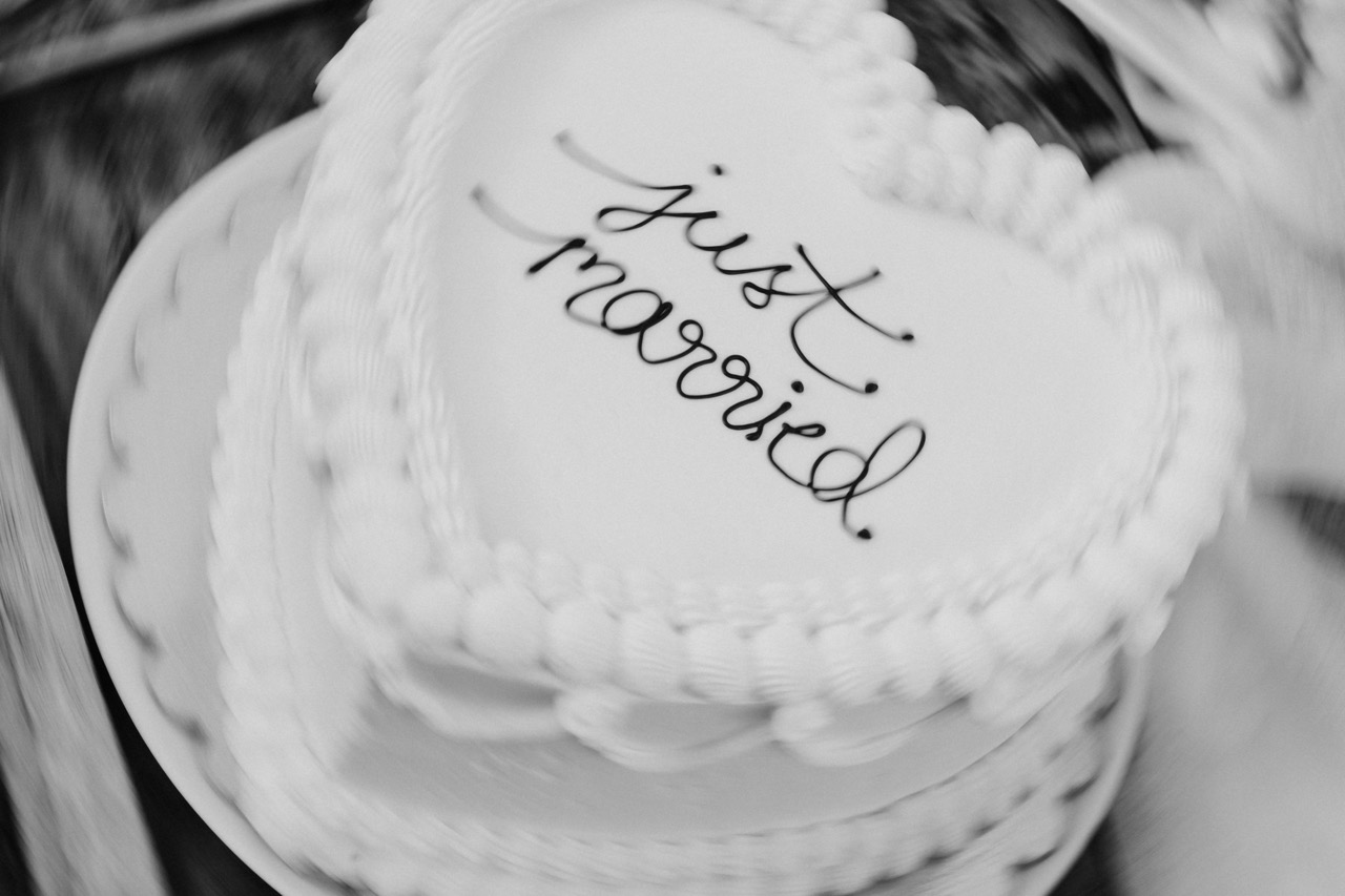 Just-married-Torte in Herzform als Detail in Schwarzweiß