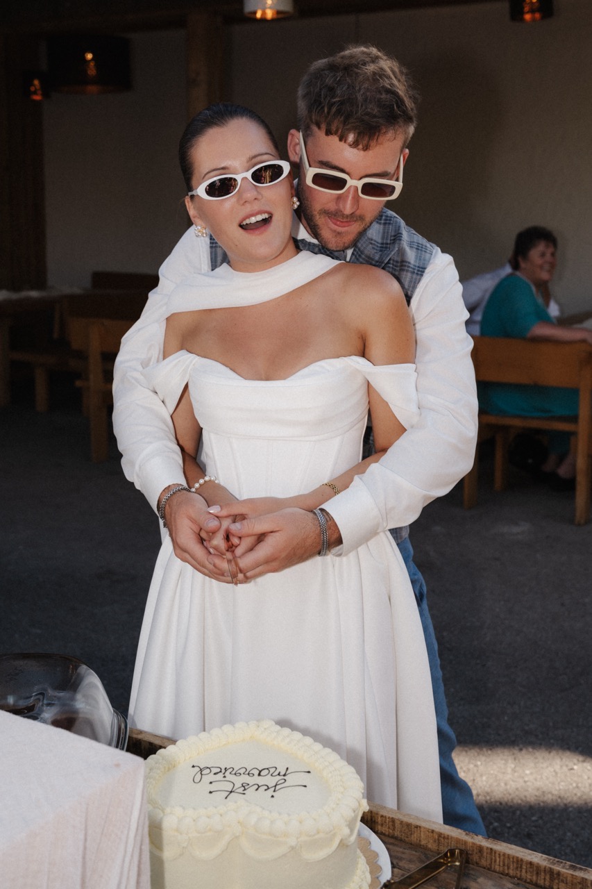 Maria & Jonny mit Sonnenbrillen am Hochzeitsabend