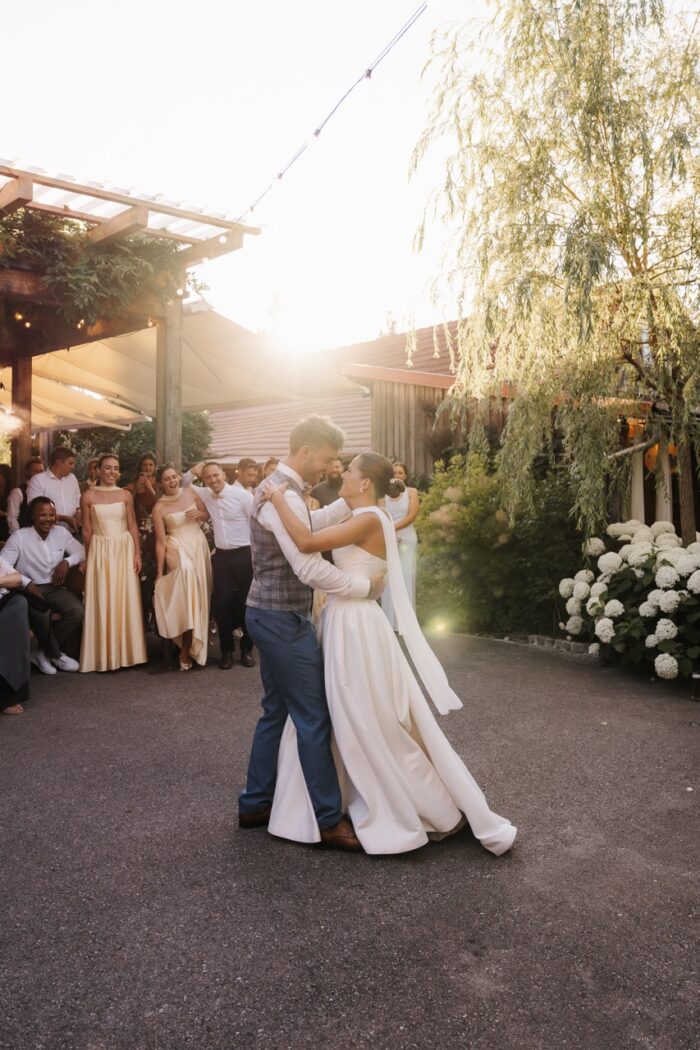 Hochzeitstanz von Maria & Jonny unter Lichterketten im Gastgarten