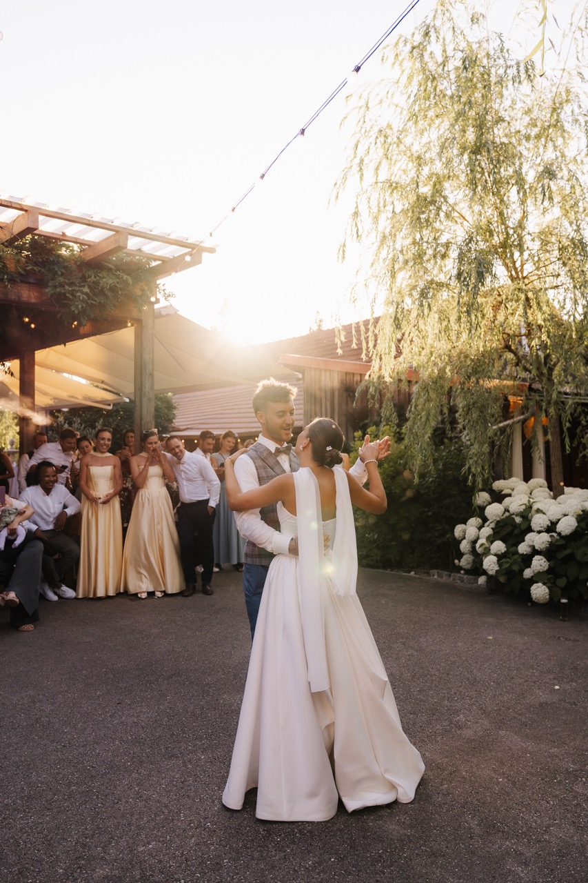 Hochzeitstanz im Garten mit den Gästen rundherum