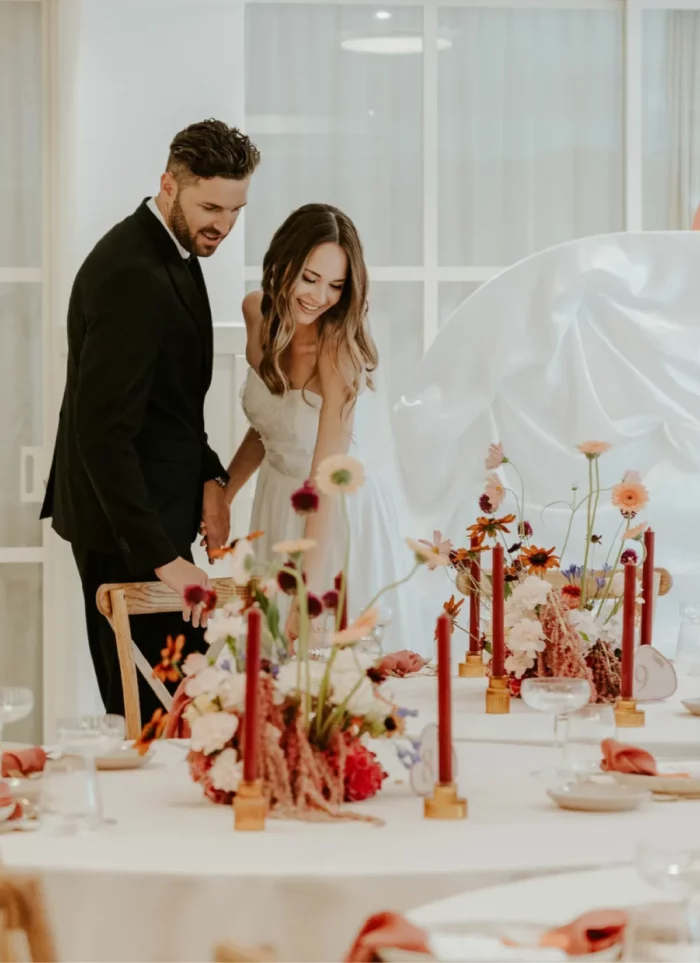 Brautpaar am dekorierten Hochzeitstisch im hellen Festsaal des PreunerWirt